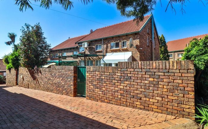 Garsfontein Townhouse For Sale: 3 Beds, 2 Baths, pet-friendly, near schools and shops.