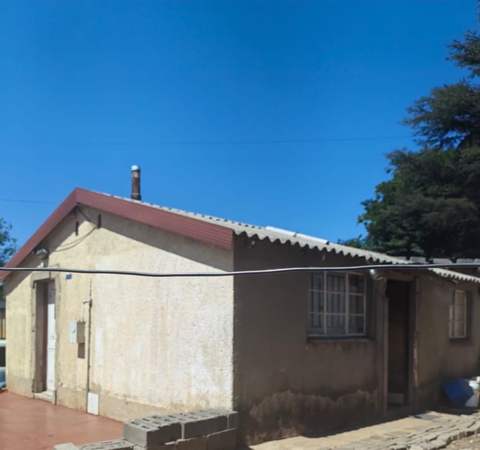 Diepkloof House For Sale: 4 rooms, near hospitals, ideal for investment.