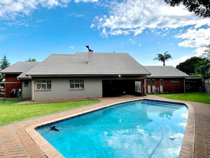 Garsfontein House For Sale: Spacious family home with pool, office, and security features.