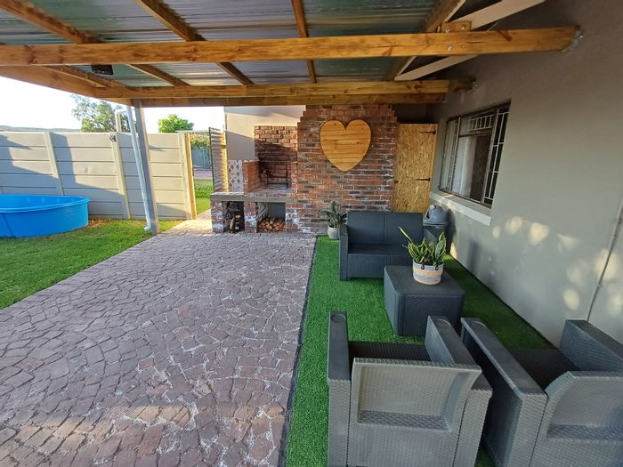 For Sale: House in West Bank with dual driveways, self-catering units, and spacious yard.