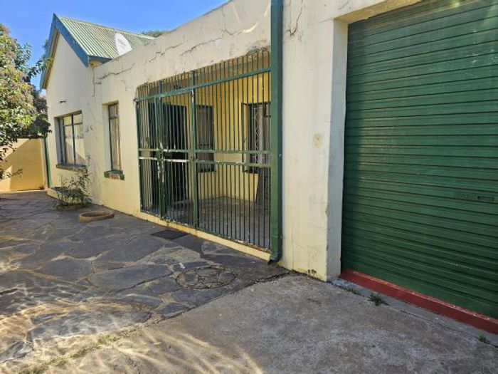 Turffontein House For Sale: 3 Bedrooms, 2 Bathrooms, Study, Garage, Scullery.