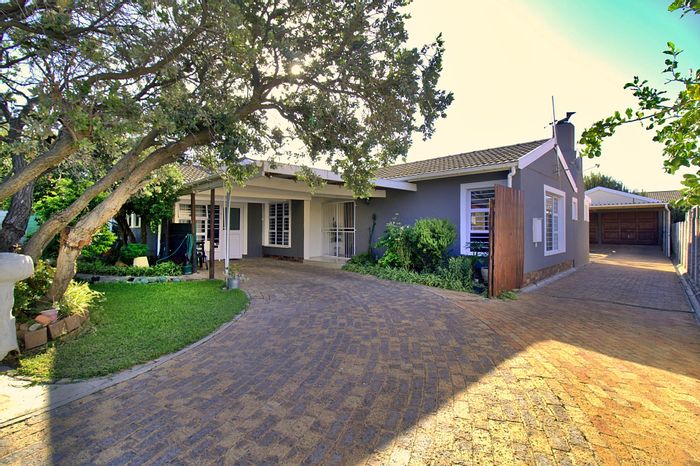 Die Bos House For Sale: 4 bedrooms, pool, braai room, and renovation potential.