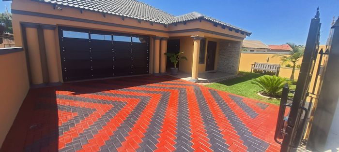 For Sale: House in Soshanguve Central with 3 bedrooms, lapa, and fireplace.