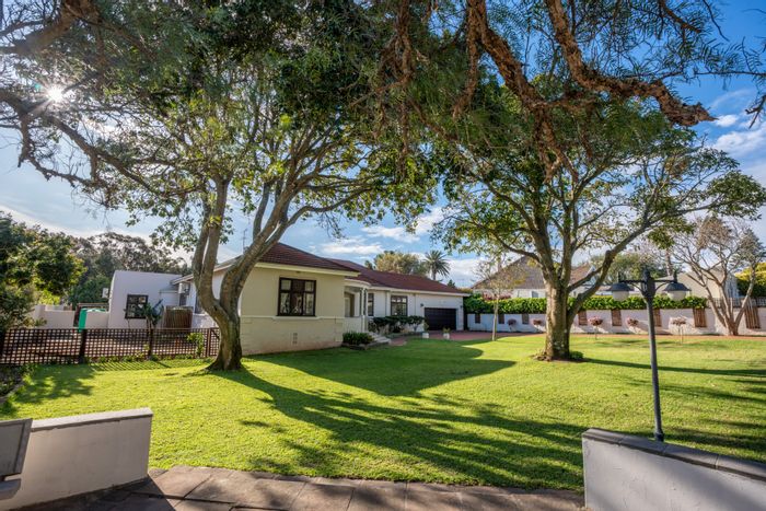 Five-bedroom house in Mill Park with pool, garden, and multiple en-suite rooms for sale.