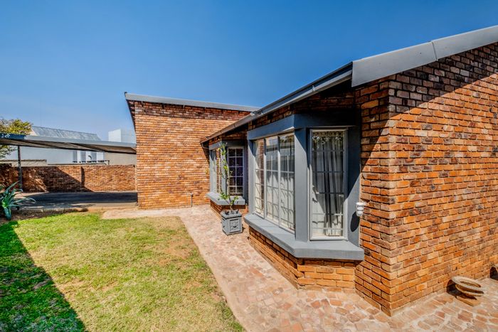 Moreleta Park Duet For Sale: 2 beds, expansion plans, garden, secure community.