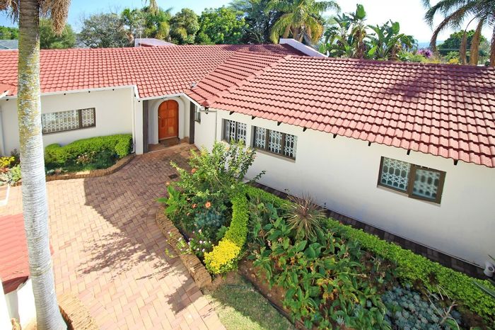 For Sale: House in Waterkloof Heights with flatlet, pool, and ample parking.