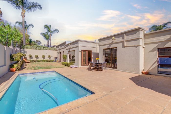 Sunninghill House For Sale: 4/5 bedrooms, pool, security estate, versatile living options.