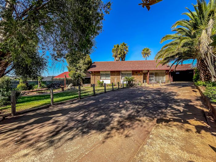 For Sale: Mindalore House with 3 Bedrooms, Pool, Braai, and Ample Parking.