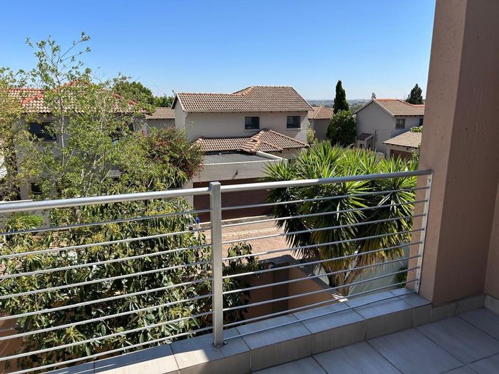 Kengies Townhouse To Rent: 3 beds, study, balcony views, pet-friendly garden.