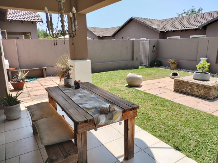 Equestria Townhouse For Sale: 24-hour security, pool, pet-friendly, double garage.