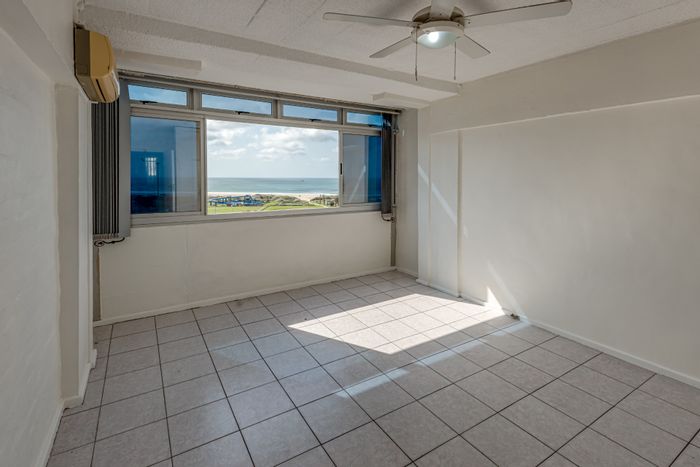 Humewood Apartment For Sale: Sea views, 2 bedrooms, beach access, secure parking.