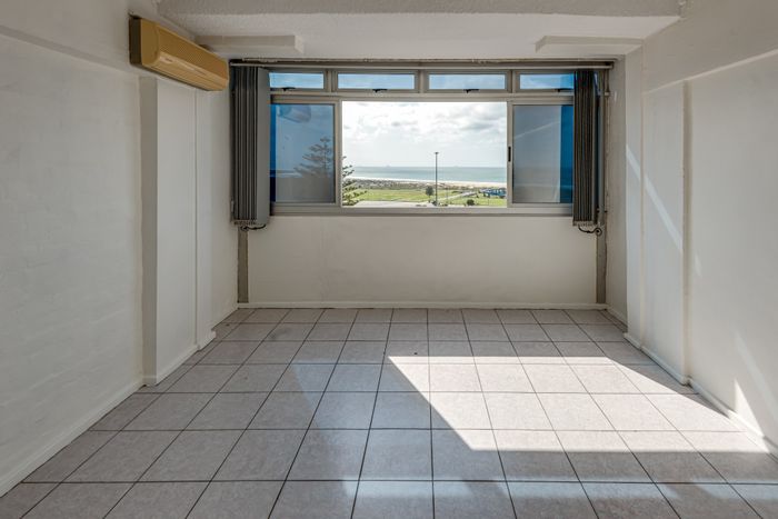 Humewood Apartment For Sale: Sea views, 2 bedrooms, beach access, secure parking.