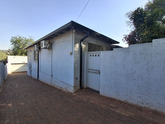 Versatile Bezuidenhout Valley house for sale: flatlet, garage, parking, and security features.