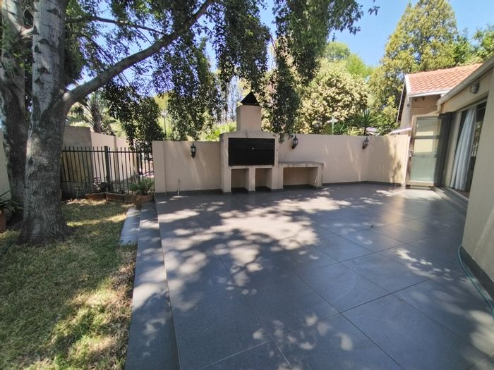 For Sale: Waterkloof Glen Townhouse with 3 Bedrooms, Private Braai, and Spacious Yard.