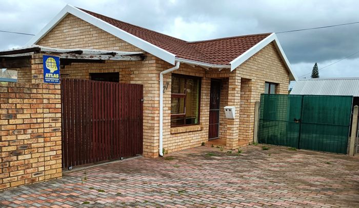 Brentwood Park House For Sale: Open plan living, braai area, secure parking.