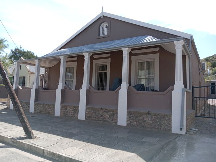 For Sale: Spacious 5-bedroom house with flat, braai area, and borehole in Graaff-Reinet Central.