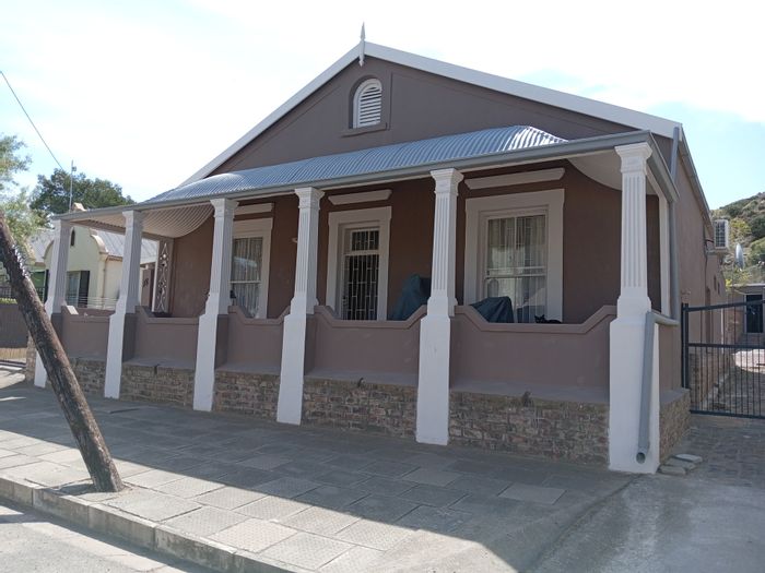 For Sale: 4-Bedroom House with 1-Bedroom Flat and Large Erf in Graaff-Reinet Central.