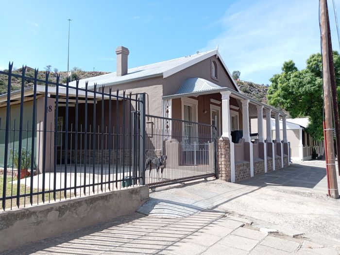 For Sale: Spacious 5-bedroom house with flat, braai area, and borehole in Graaff-Reinet Central.