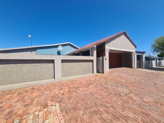 House For Sale in Floors: 3 bedrooms, flatlet, indoor braai, ample storage.