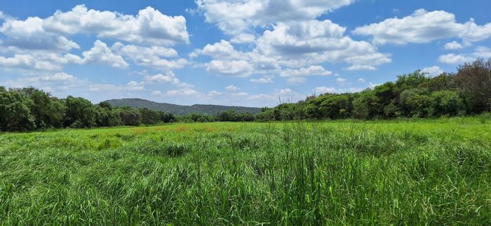 Mooinooi Central Farm For Sale: 8.57 hectares, equipped boreholes, and versatile structures.
