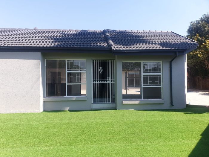 Florauna House For Sale: 4 Bedrooms, pool, study, double garage, outdoor braai.