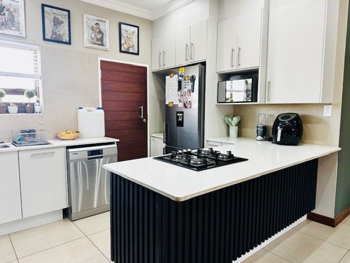 For Sale: Terra Nova Townhouse with 3 bedrooms, braai room, double garage, security.