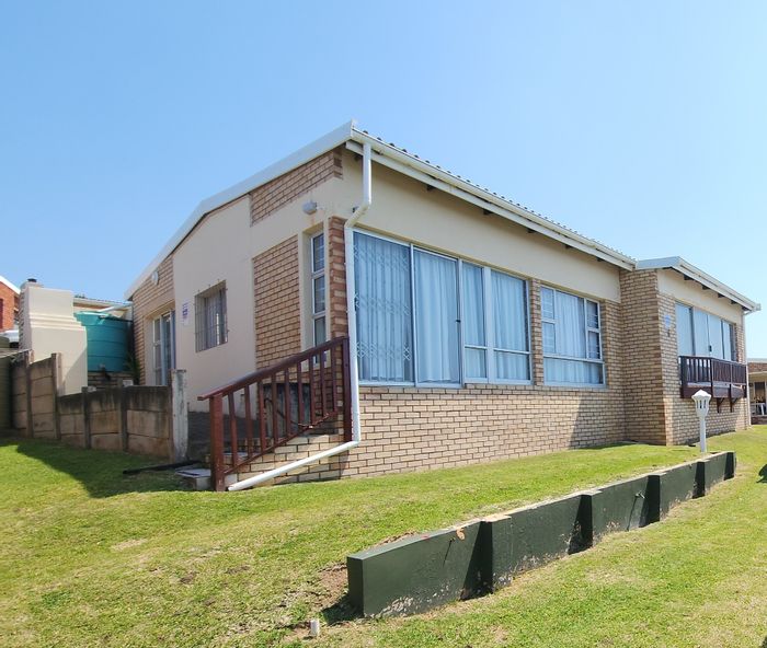 Cintsa West Cluster For Sale: Security, pool, courts, beach access, golf nearby.