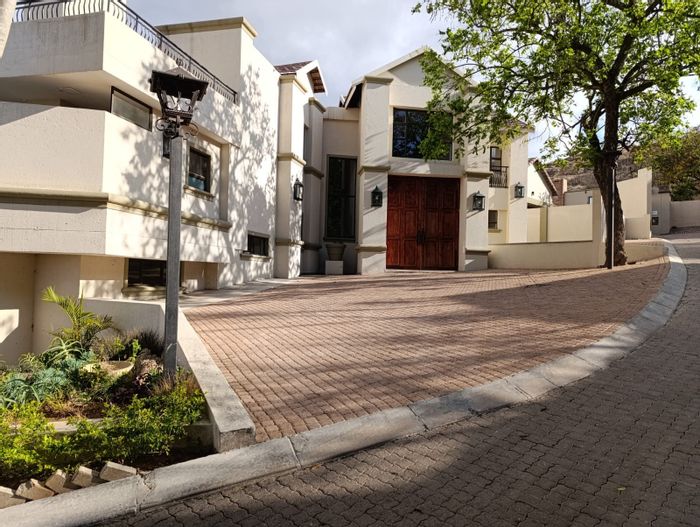 For Sale: 5-bedroom house in Nelspruit Ext 11 with pool, garages, and garden.