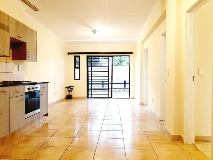 Sunninghill Apartment For Sale: Two bedrooms, garden access, pool, secure parking.