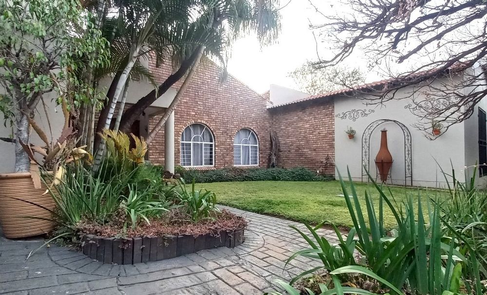 For Sale House in Montana Park with office, flat, pool, and