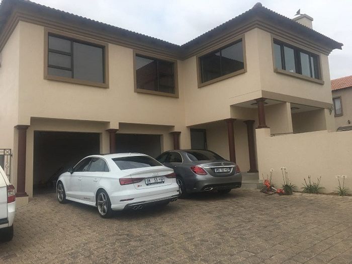 For Sale: House in Olievenhoutbosch with 5 bedrooms, spacious kitchen, and dual living areas.