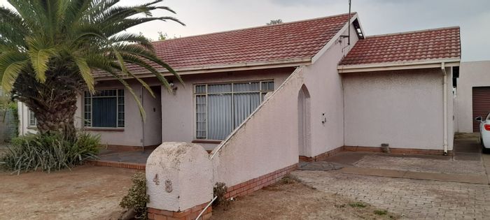 For Sale: House in Vanderbijlpark SE 6 with potential for subdivision and flatlet.