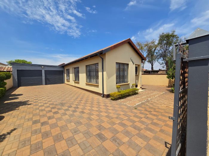 For Sale: 3-Bedroom House in Soshanguve Ext with Double Garage and Open Plan Kitchen.