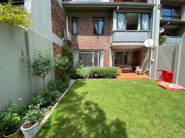 For Sale: Townhouse in Oerderpark with garden, pool, and secure parking.