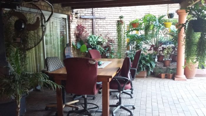 Versatile Villieria house for sale with rental units, pool, and ample parking.