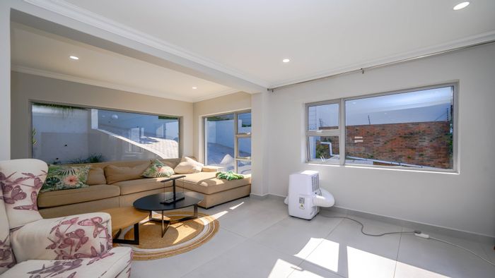 Ballitoville House To Rent: 4 en-suite bedrooms, pool, open plan living space.