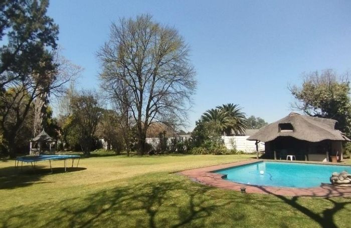 For Sale: Spacious 5-bedroom house in Vanderbijlpark Central with pool and entertainment area.