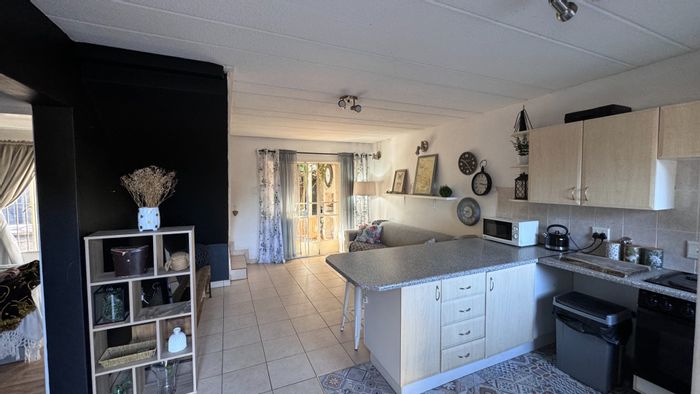 Brummeria Townhouse For Sale: 2 Beds, Loft, Garages, Braai-area, Close to Schools.