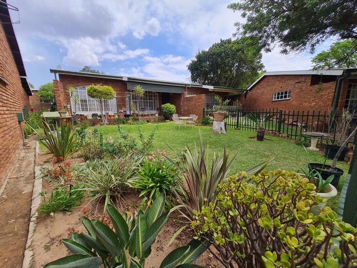 Duet for Sale in Modimolle Central: 3 Bedrooms, sunroom, open-plan living, secure complex.