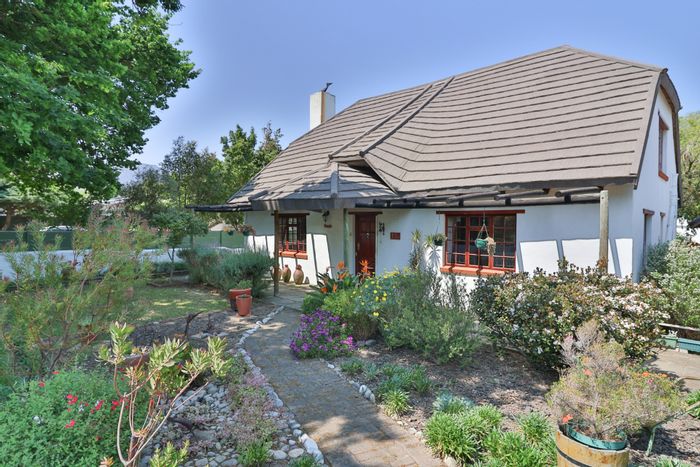 Charming cottage in Villiersdorp Central with garden, garage, and office space. For Sale.