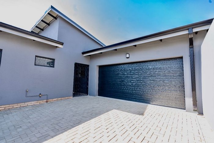 3 Bedroom House in Secunda Central To Rent with Double Garage and Alarm System.