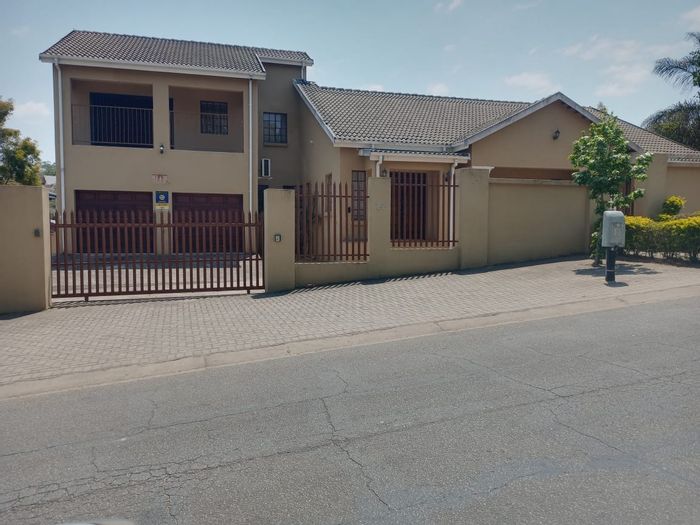 For Sale: Spacious 6-bedroom house in Stonehenge Ext 1 with investment potential.