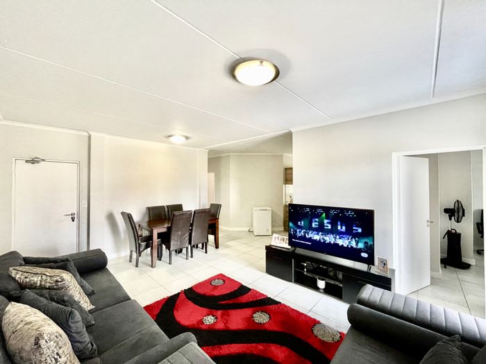 Waterfall Apartment For Sale: 3 beds, lifestyle center, security, parking included.