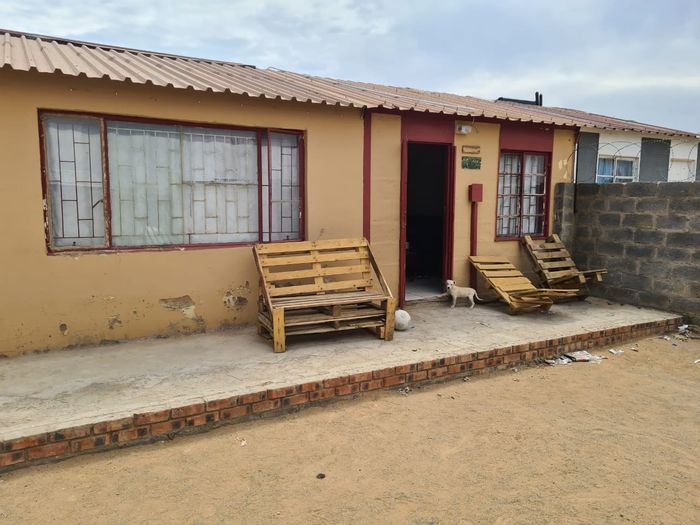 For Sale: House in Homevale, 2 bedrooms, yard, carport, extension potential.