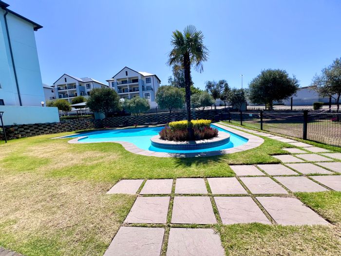 Bryanston Apartment For Sale: 2 beds, gym, pool, clubhouse access included.