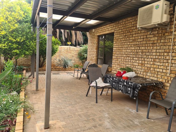 Rhodesdene Townhouse For Sale: 2 Bedrooms, Air Conditioning, Garden, Undercover Patio.