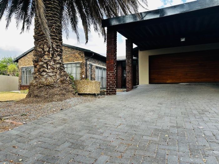 House for Sale in Secunda Central: 3 bedrooms, flatlet, automated garage, fireplace.