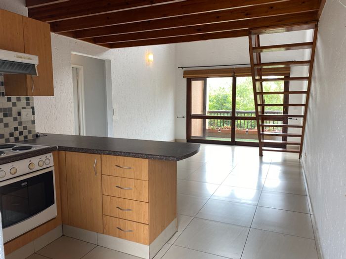 Lonehill Apartment For Sale: 100sqm loft, aircon, close to amenities and nature.