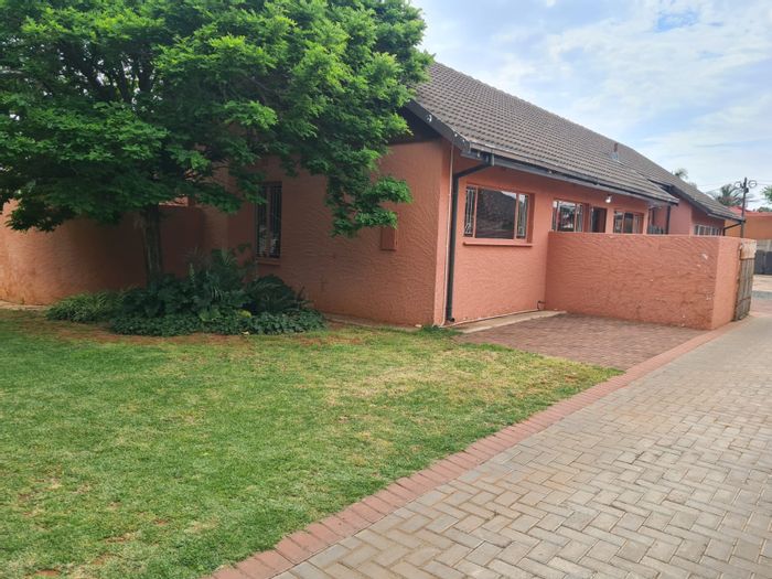 Lindene House For Sale: 3 Bedrooms, Borehole, Pool, Potential Flatlet Income.