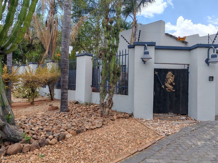 For Sale: Spacious 4-Bedroom House in Bendor with Pool, Jacuzzi, and Entertainment Zone.